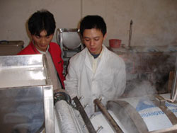 技術人員教客戶調(diào)節(jié)河粉的厚薄.jpg 技術人員教客戶調(diào)節(jié)河粉的厚薄.jpg